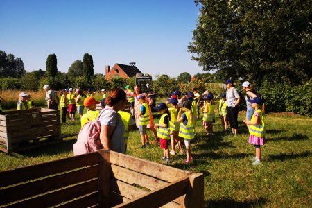 Die Kinder erleben, wo unsere Äpfel wachsen.