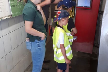 Anhand eines Melkroboters wird moderne Landwirtschaft anschaulich erklärt.