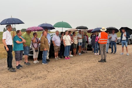 Das Hülskens-Kieswerk Milchplatz in Rheinberg Eversael versorgt seit fast 20 Jahren die Region mit Kies und Sand. Diese wichtigen Baurohstoffe machen Infrastruktur, Straßenbau, Brückensanierung, Bau von Gebäuden und die Energiewende erst möglich. Beim Besuch der Landfrauen Bislich gab es Einblicke (alternativ: gab Hülskens-Pressesprecher Ingo Thielen Einblicke) in die Rohstoffgewinnung und Weiterverarbeitung bis zur Verladung. „Ein Teil des Materials wurde vor Urzeiten über Flüssen aus den Gebirgen an den Niederrhein transportiert und lagerte sich hier ab. Der andere Teil der „Körnung“ ist ein Überbleibsel der letzten Eiszeit. Dieses Material stammt ursprünglich aus Skandinavien. Zudem informierten sich die rund 20 Besucherinnen und Besucher über Rekultivierung, Artenvielfalt und die neu entstandene Donkenlandschaft, die auch als Hochwasserschutzgebiet im Deichvorland fungiert.