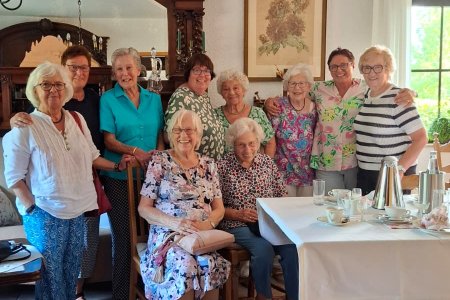 Ein gemütlicher Nachmittag in geselliger Runde: Die Landfrauen luden die Generation 75+ zum Kaffeeklatsch mit Likörchem und leckerem Kuchen auf den Rosenhof ein.